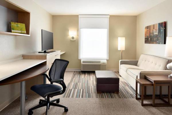 Workspace - Home2 Suites by Hilton Milwaukee Brookfield