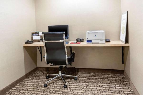 Workspace - Comfort Suites at Par 4 Resort