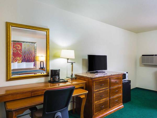 Workspace - Econo Lodge Waupaca