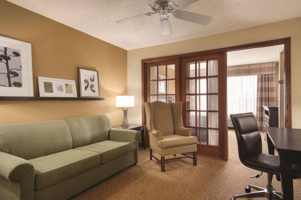 Workspace - Country Inn & Suites by Radisson West Bend WI