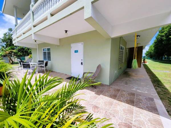 Beachaccess 2 bdr WiFi Hammock Kitchen The Reef 1