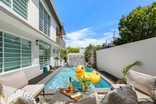 S3 at HighSoClub with Pool and Private Shuttle