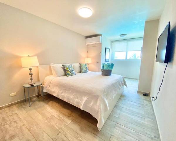 KASA Brisa Marina - 1 bed 1 bath for 2 OCEAN VIEW BALCONY BEACHFRONT CONDO POOL