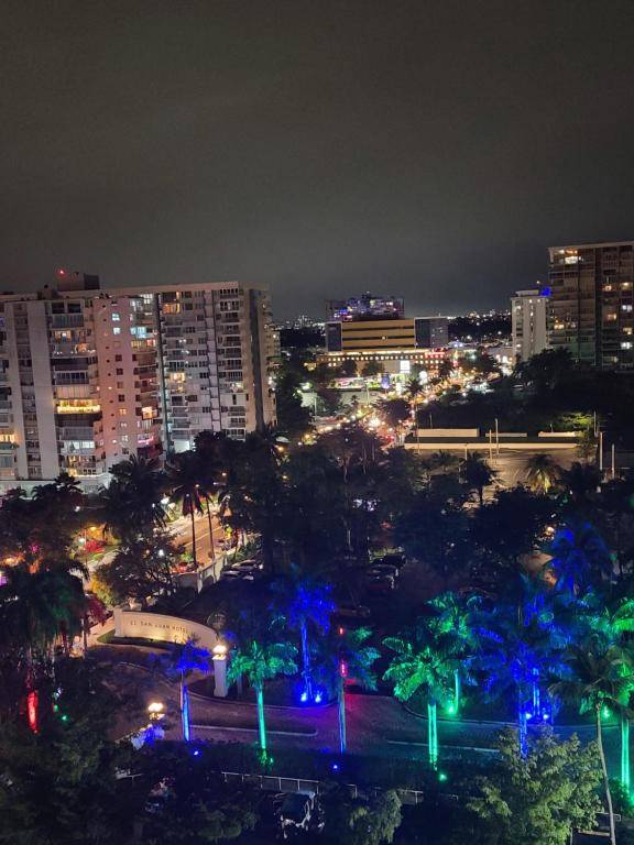Beautiful remodeled condominiun with an impecable view to the beach and city avenues walk distance to the beach