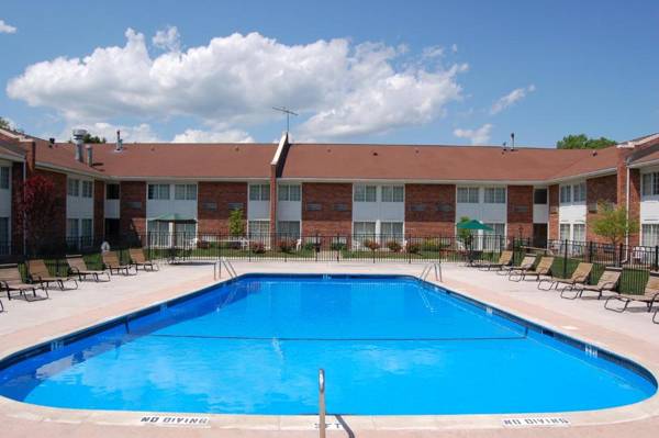 Rodeway Inn & Suites Bradley Airport