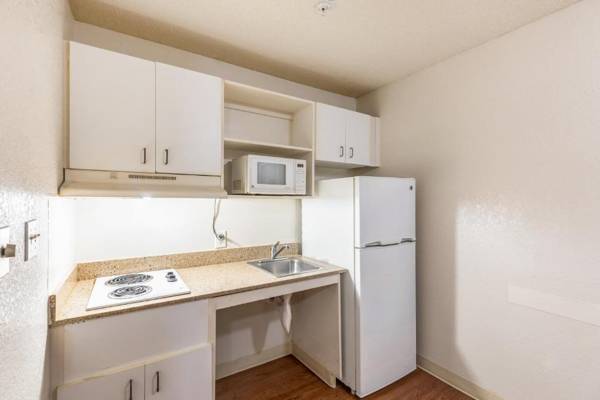 HomeTowne Studios by Red Roof Orlando - Casselberry