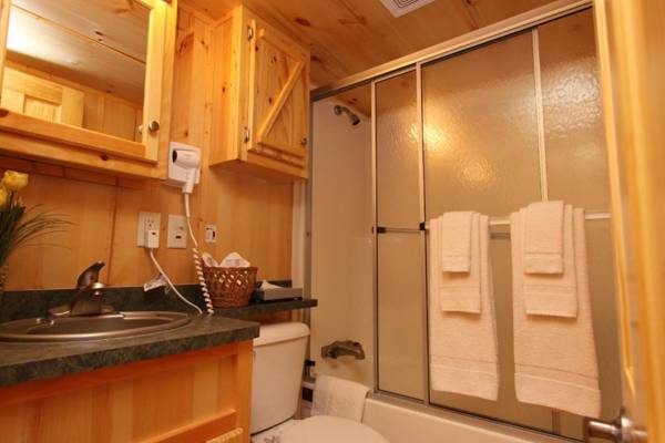 Lakeland RV Campground Deluxe Loft Cabin 11