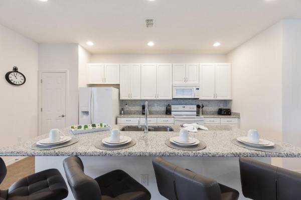 Victoria Villa- Modern 4 bedroom villa with a fully screened private pool with spa game room gas BBQ and resort amenities