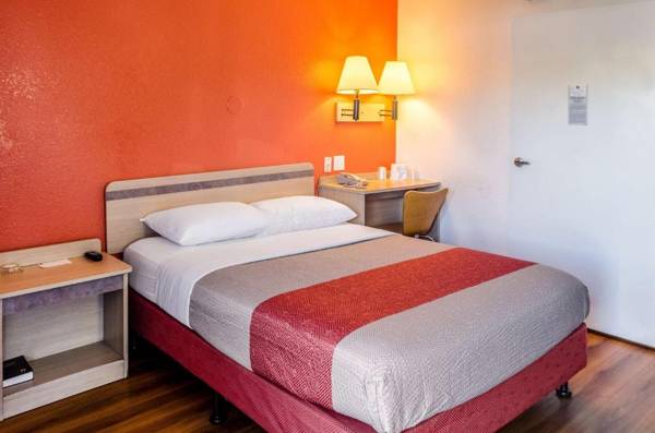 Motel 6-Charleston - North