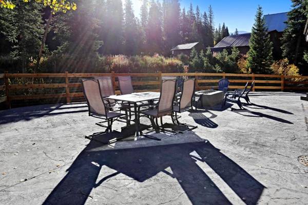 Slopeside Luxury Chalet on the River Next To Resort With Hot Tub & Gas Firepit - FREE Activities & Equipment Rentals Daily