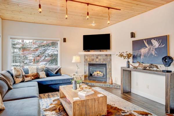 Luxury Slopeside Condo #A Hot Tub Next to Ski Resort - FREE Activities & Equipment Rentals Daily