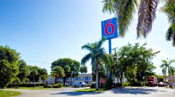 Motel 6-Lantana FL