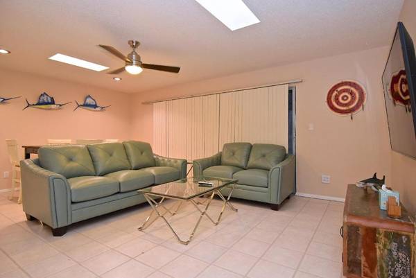 Crescent Street 1138 B Walk to the beach Pool 1 Bedroom Pet Friendly