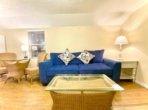 Siesta Beach Cottage Sleeps 6 Walk to Beach Stores & Restaurants