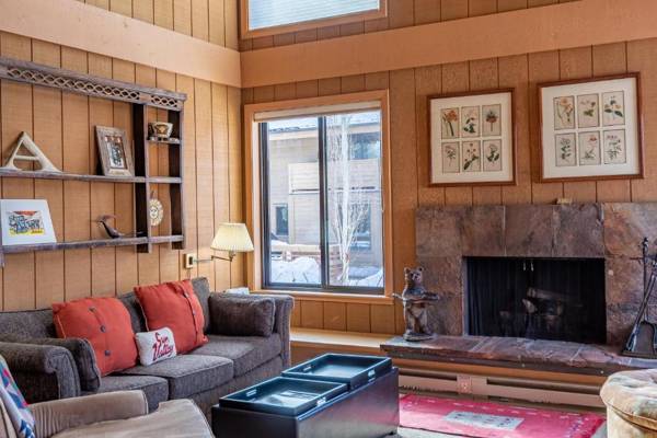 Creekside Condo 1296 - Bright & Sunny for 6 Guests with Resort Pool Included