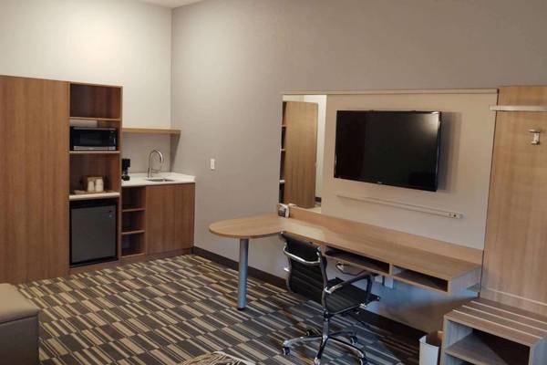 Workspace - Microtel Inn & Suites by Wyndham Liberty NE Kansas City Area