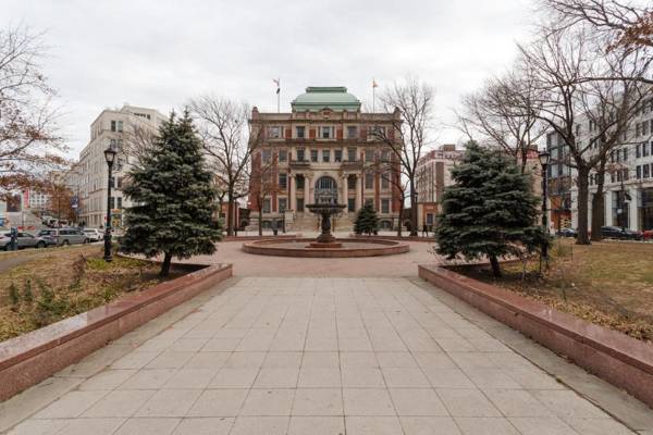 Sonder Court Square