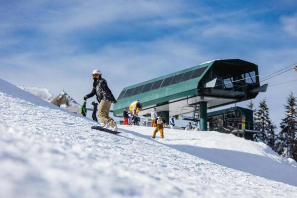 Allegheny Spring 326 ski in out Pool HotTub