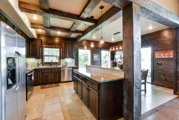 Chalets Resort Luxury Lakefront Villa Amazing View 2 Pools Free Amenities Dock