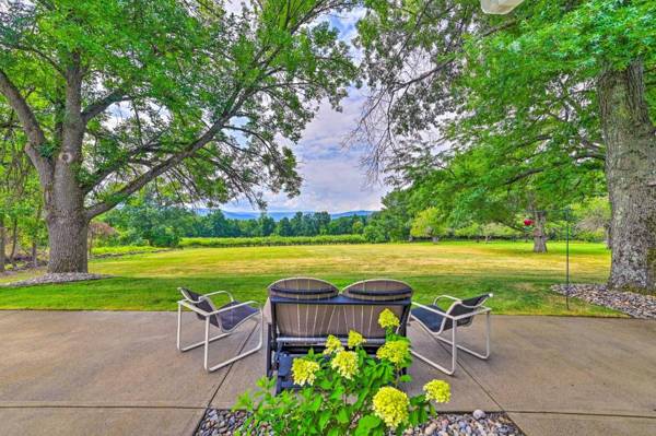 Spacious Apple Orchard Home Game Room Pool!