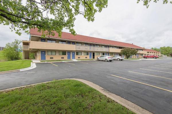 Motel 6-Overland Park KS