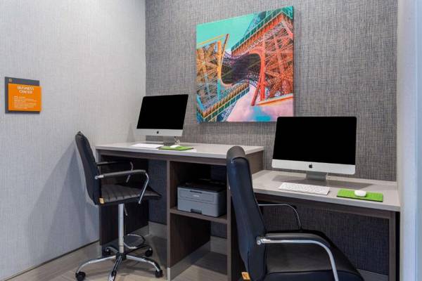 Workspace - La Quinta Inn & Suites by Wyndham Shorewood