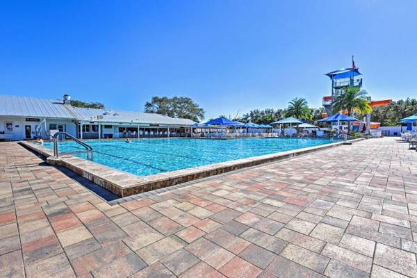 Bright Home Pool Access and Screened-In Porch!