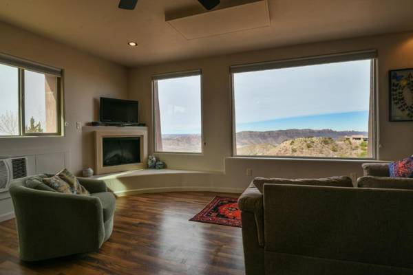 Indian Hills Studio - Breathtaking views in foothills of the Moab Valley