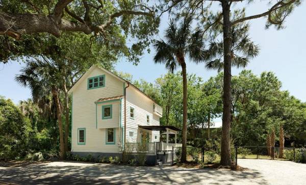 Folly Vacation 305 E Erie: Fantastic Location Recently Renovated!