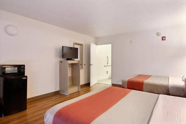 Motel 6-Middleburg Heights OH - Cleveland