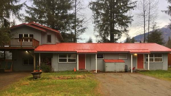 Sluice Box - Affordable Convenient and near Mendenhall Glacier- DISCOUNTS ON TOURS!