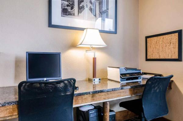 Workspace - Quality Inn & Suites Carthage