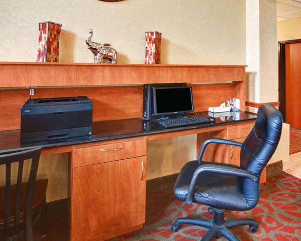 Workspace - Quality Suites Near Cedar Creek Lake