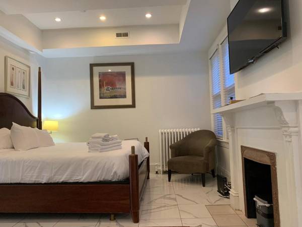 Large DUPLEX Apt 2Bdrm 1Den-Metro