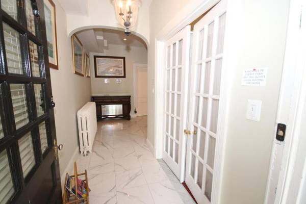 Large DUPLEX Apt 2Bdrm 1Den-Metro