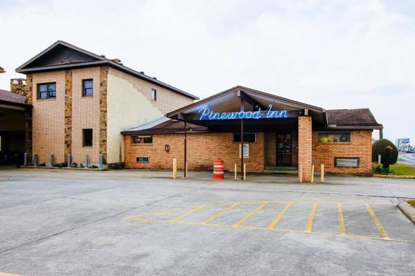 OYO Pinewood Inn & Suites Silsbee