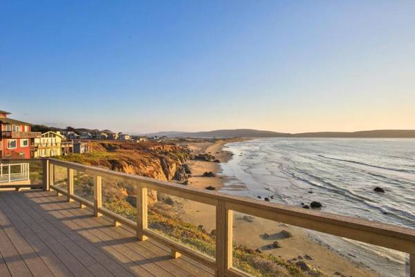 Sea Glass! AMAZING VIEWS!!!! On the Bluff! Walk to Beach! Hot Tub!! BBQ! Fast WiFi! A Dillon Beach Jewel!!!