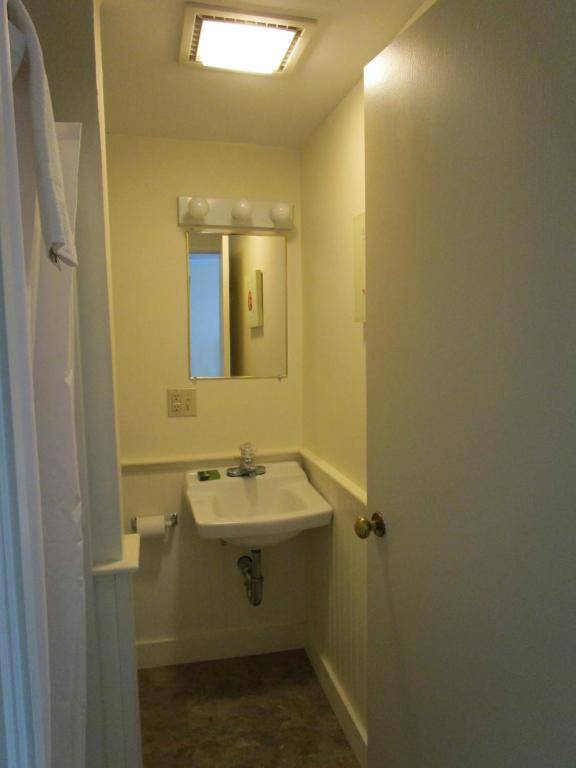 Shea's Riverside Inn & Motel