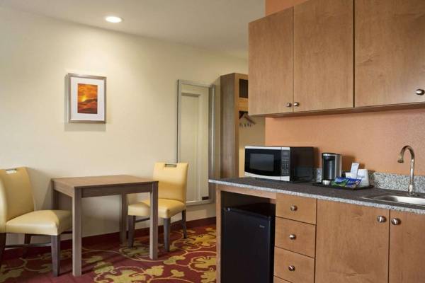 Days Inn & Suites by Wyndham Belmont