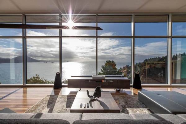 Stunning 2 BDR Modern Glass House in Port Orford OR