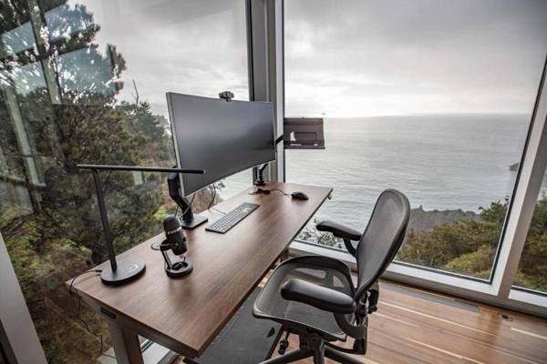 Workspace - Stunning 2 BDR Modern Glass House in Port Orford OR