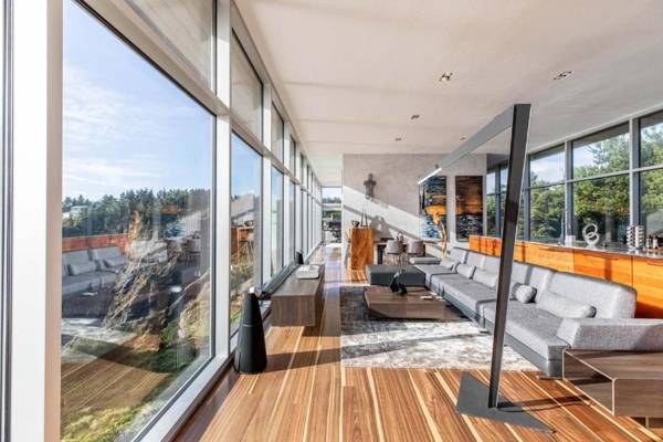 Stunning 2 BDR Modern Glass House in Port Orford OR