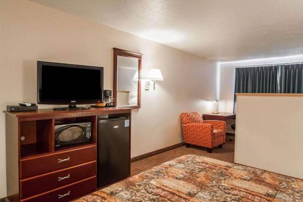 Bridgeway Inn & Suites