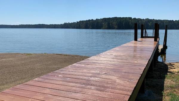 Motel roomWifiSandy BeachBoat RampPier and MarinaBath House with Laundromat