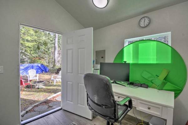 Workspace - Modern Hoodsport Retreat with Grill Near Lake!