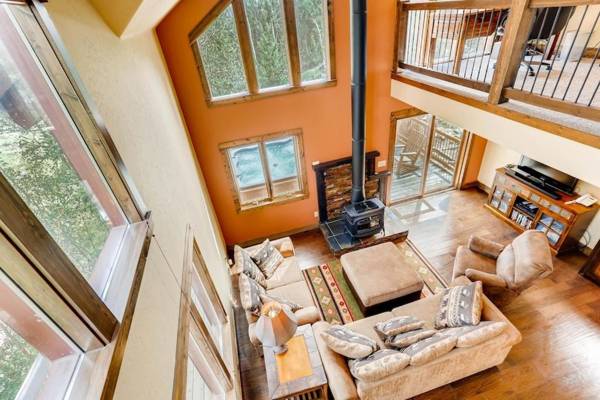 Immaculate Mountain Home Surrounded by Pine Trees with Hot Tub - Claim Jumper Getaway