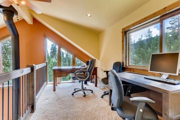 Workspace - Immaculate Mountain Home Surrounded by Pine Trees with Hot Tub - Claim Jumper Getaway