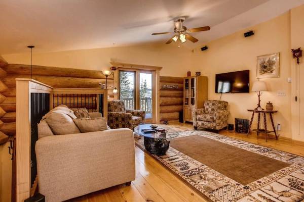 Cozy Log Cabin with Gorgeous Views on 100 Secluded Acres - Lodge at Flamingo Acres