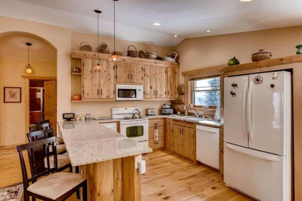 Cozy Log Cabin with Gorgeous Views on 100 Secluded Acres - Lodge at Flamingo Acres