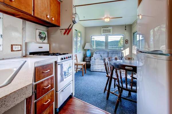 Kamp Koby - Lake Front camp on Lake Hortonia